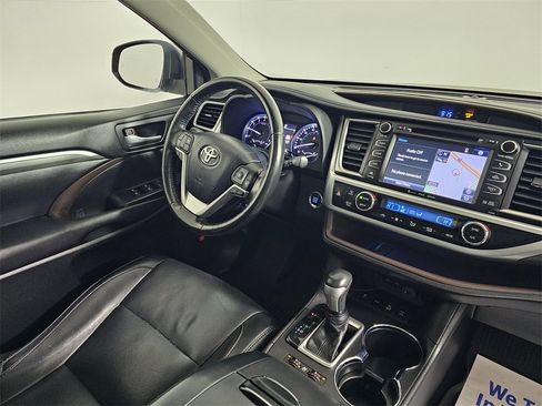 Used 2018 Toyota Highlander Limited Platinum image 10