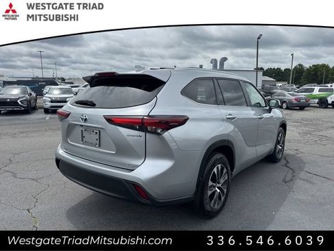 Used 2024 Toyota Highlander XLE AWD/4WD image 4