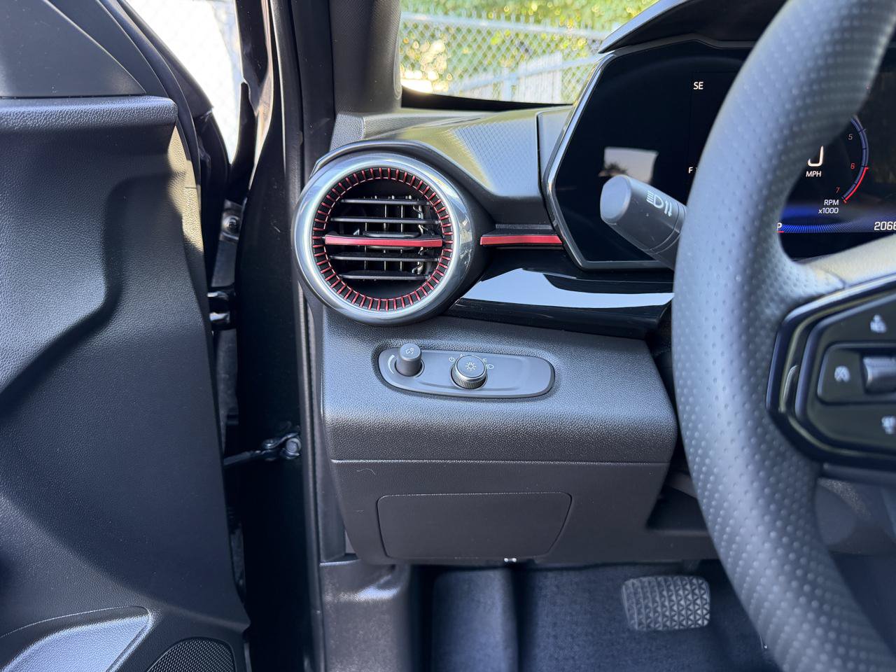 Used 2024 Chevrolet Trax RS w/ Sunroof Package FWD image 9