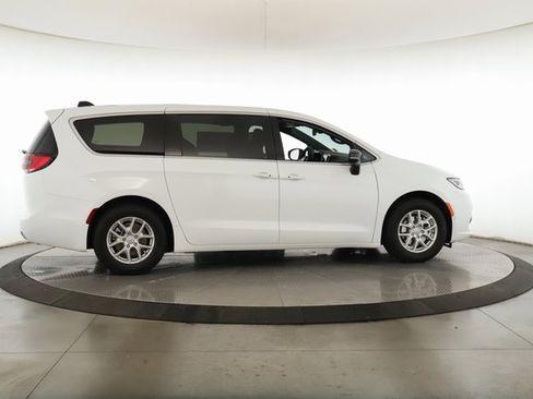 New 2026 Chrysler Pacifica Select image 6