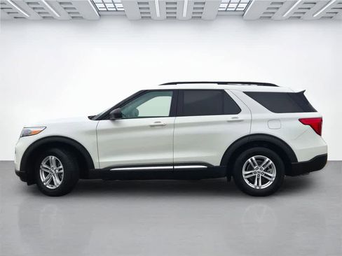 Used 2023 Ford Explorer XLT image 3