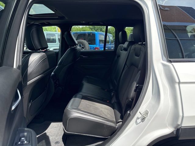 Used 2023 Jeep Grand Cherokee Altitude AWD/4WD image 12