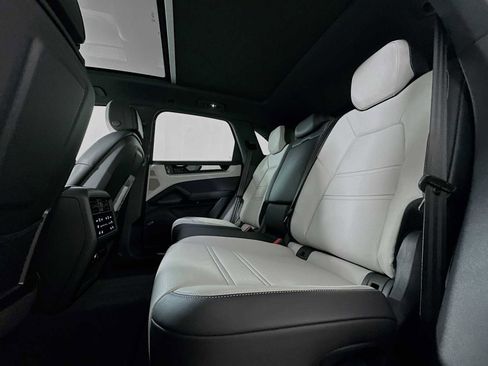 Used 2025 Porsche Cayenne image 23