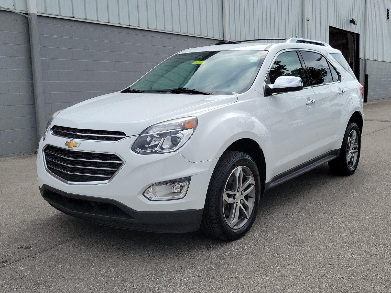 Used 2017 Chevrolet Equinox Premier w/ Enhanced Convenience Package AWD/4WD image 2