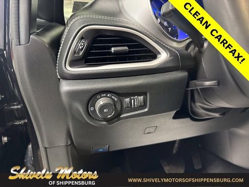 Used 2024 Chrysler Pacifica Touring image 15