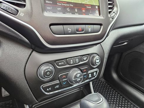 Used 2022 Jeep Cherokee Trailhawk w/ Sun, Sound & Nav Group AWD/4WD image 37