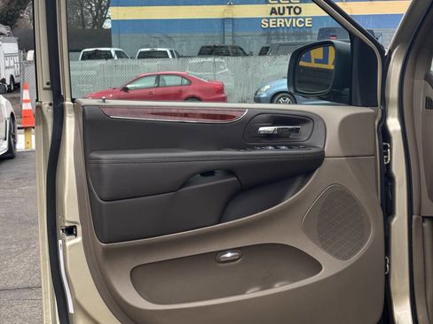 Used 2012 Chrysler Town & Country Touring-L w/ Trailer Tow Group image 11