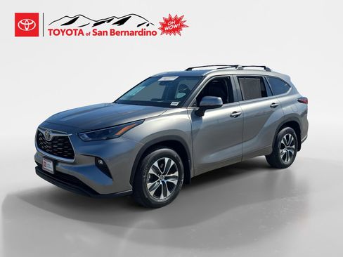 Certified 2025 Toyota Highlander XLE AWD/4WD image 1