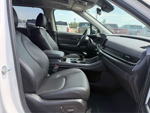 Used 2025 Kia Carnival SX FWD image 9