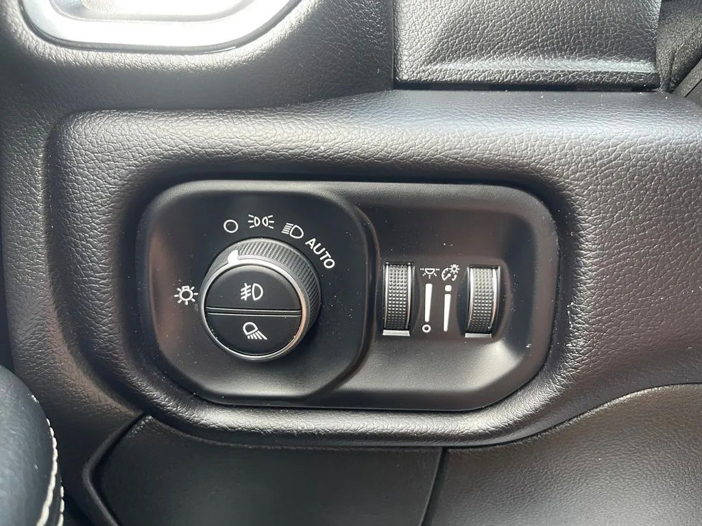 Used 2024 RAM 2500 Laramie AWD/4WD image 35