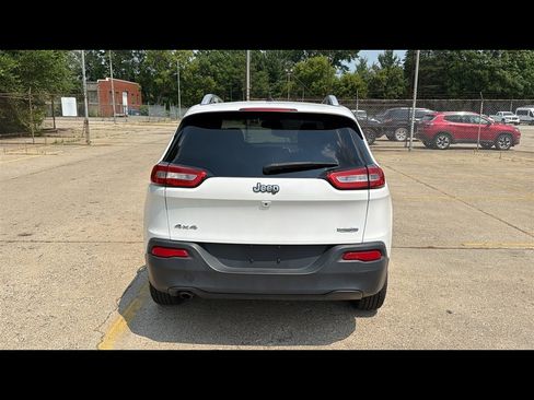 Used 2016 Jeep Cherokee Latitude w/ Cold Weather Group AWD/4WD image 29