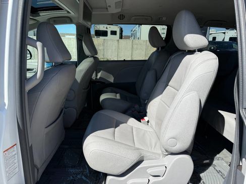 Used 2016 Toyota Sienna XLE Premium image 17