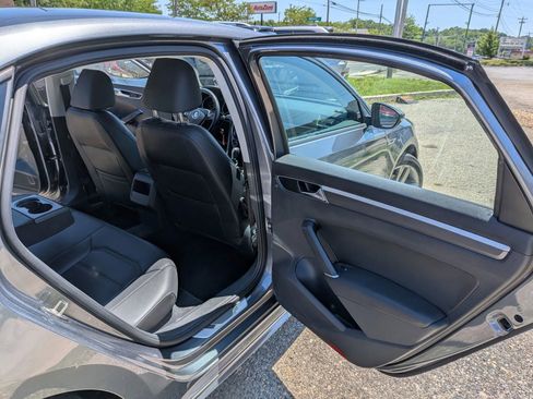 Used 2018 Volkswagen Passat 2.0T R-Line FWD image 32