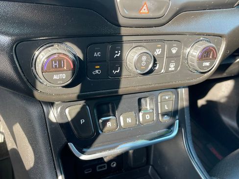 Used 2018 GMC Terrain SLT w/ Preferred Package image 19