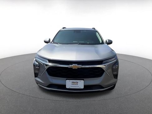 Used 2025 Chevrolet Trax LT FWD image 4