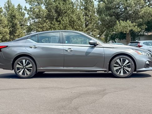 Used 2021 Nissan Altima 2.5 SV w/ SV Premium Package FWD image 3