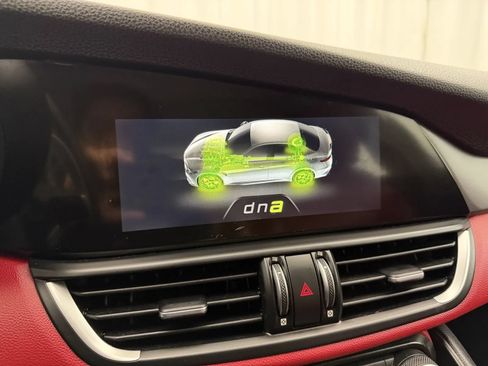 Used 2018 Alfa Romeo Giulia AWD image 25