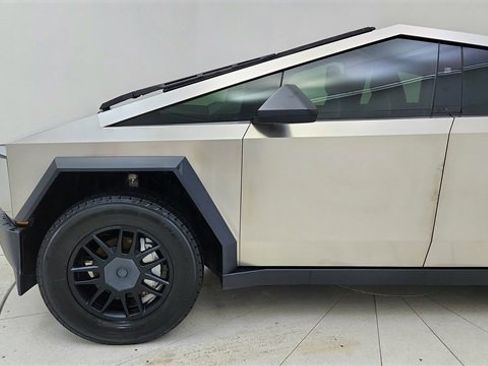 Used 2025 Tesla Cybertruck AWD Crew Cab image 9