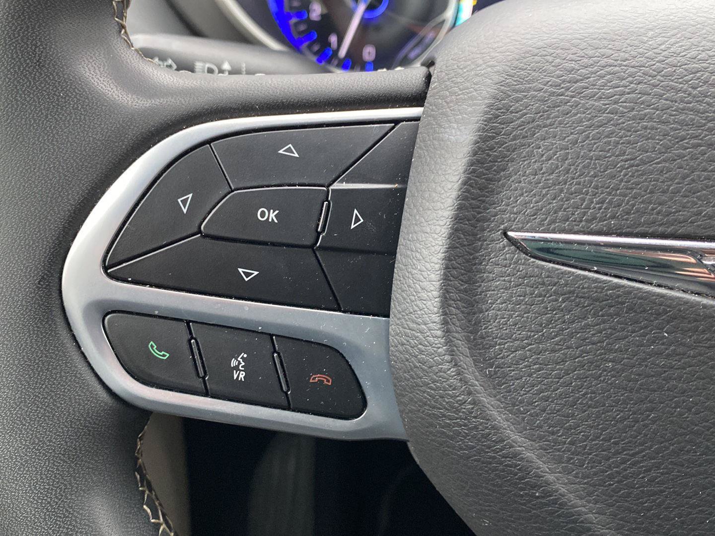 Used 2023 Chrysler Pacifica Touring-L FWD image 17