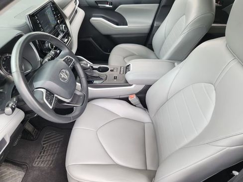 Used 2022 Toyota Highlander XLE image 9