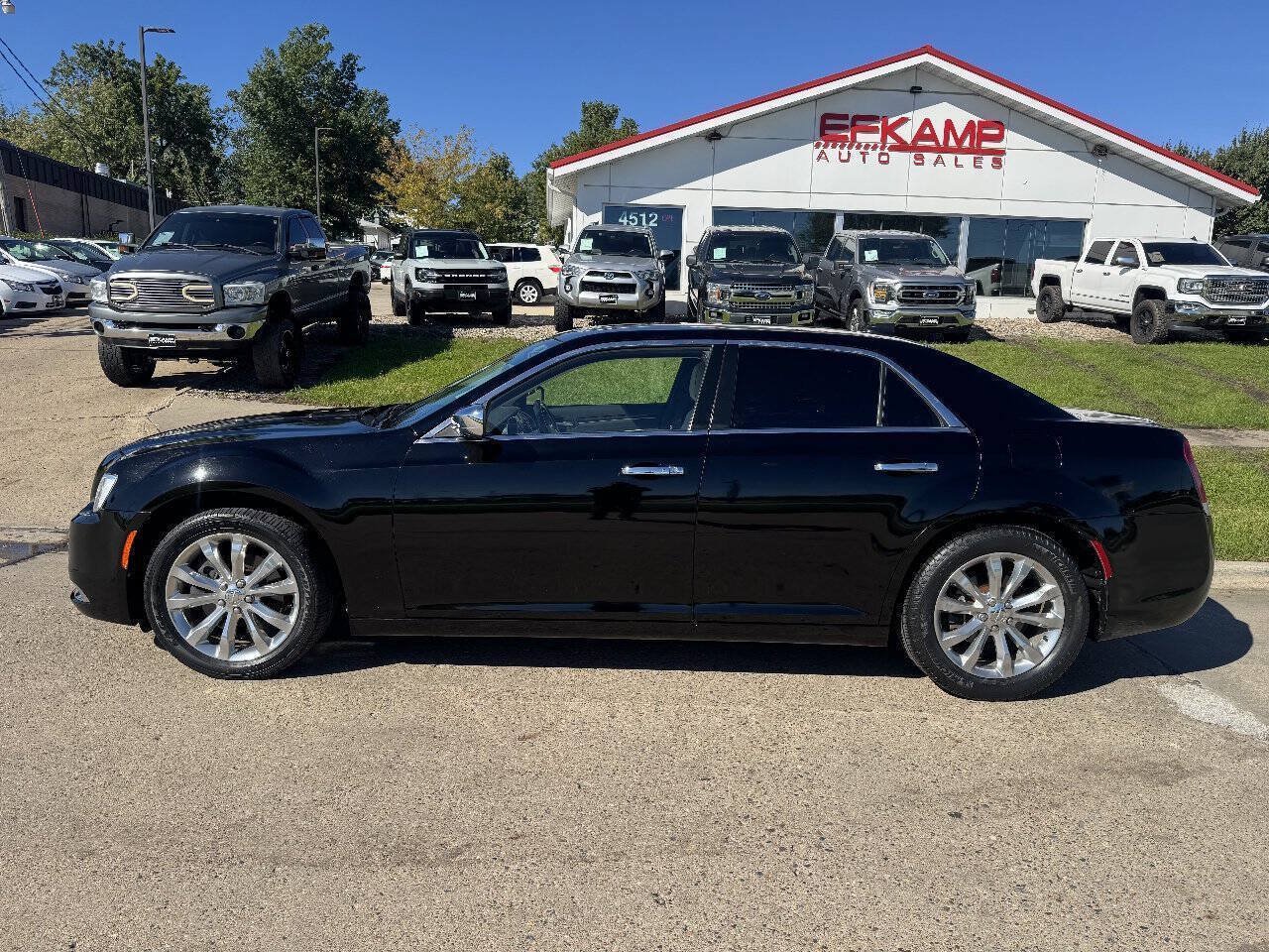 Used 2018 Chrysler 300 Limited AWD/4WD image 2