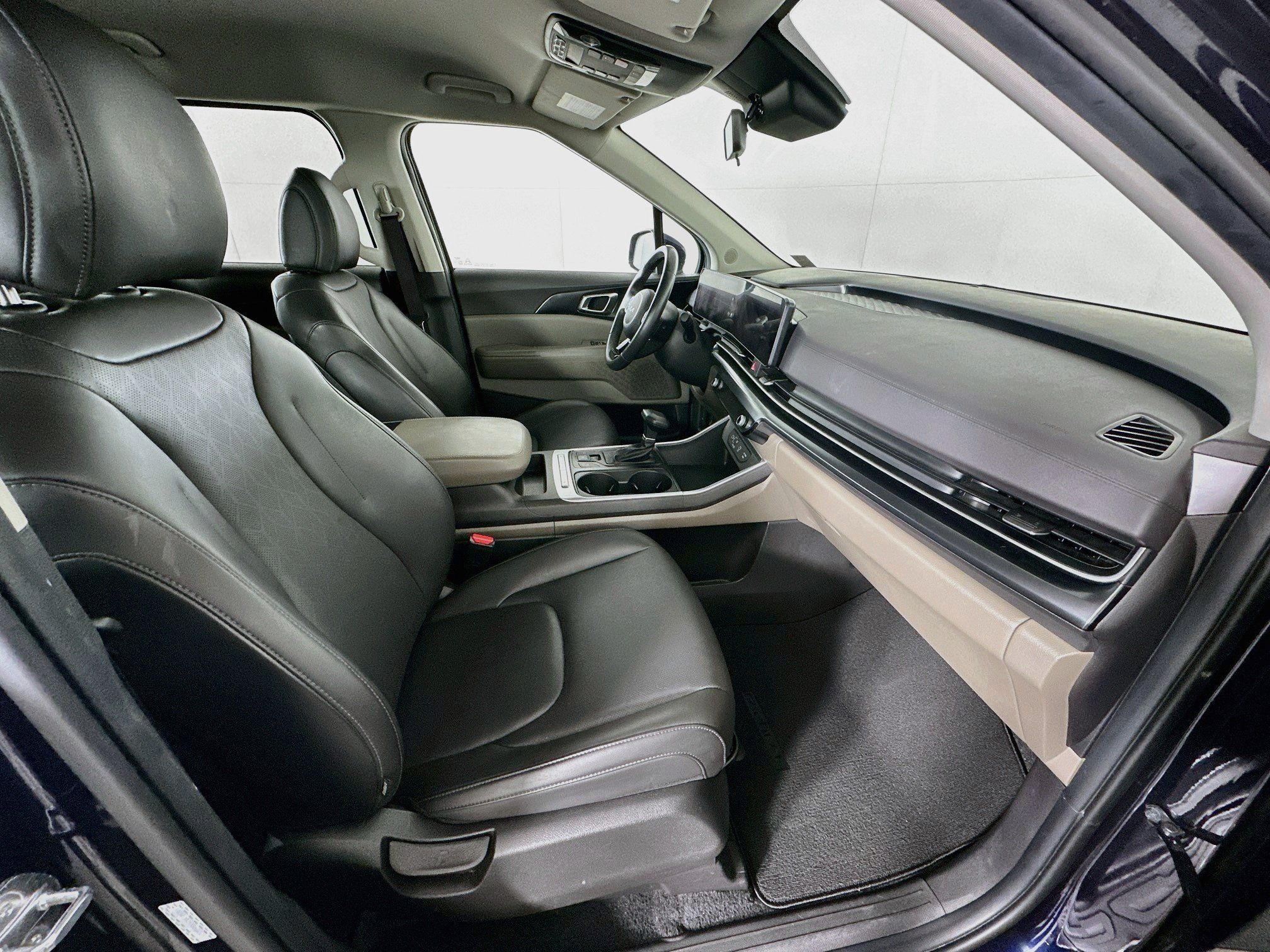 Used 2025 Kia Carnival FWD image 31
