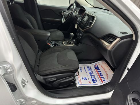 Used 2015 Jeep Cherokee Latitude w/ Cold Weather Group AWD/4WD image 17