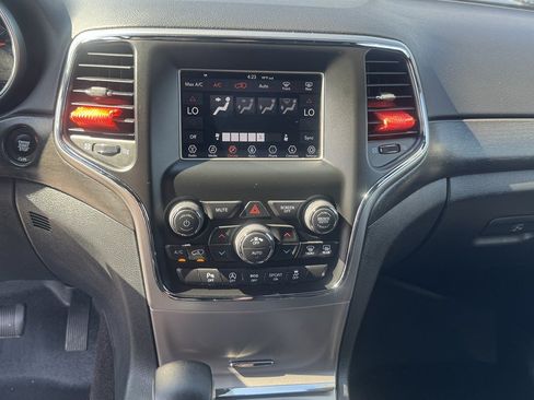 Used 2018 Jeep Grand Cherokee Laredo AWD/4WD image 19