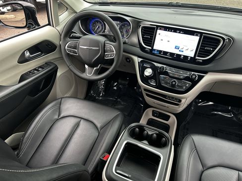 Certified 2024 Chrysler Pacifica Touring-L image 13
