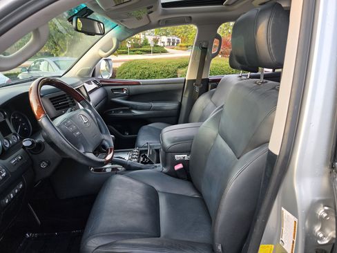 Used 2011 Lexus LX 570 4WD w/ Luxury Pkg image 15