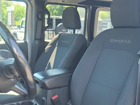 Used 2018 Jeep Wrangler Unlimited Sahara AWD/4WD image 16