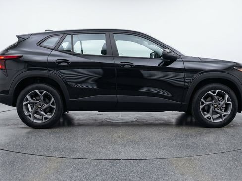 Used 2025 Chevrolet Trax LT w/ LT Convenience Package image 11