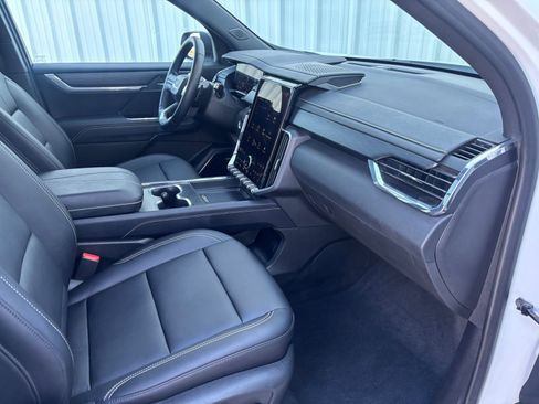 Used 2025 GMC Acadia Elevation w/ Elevation Premium Package image 38