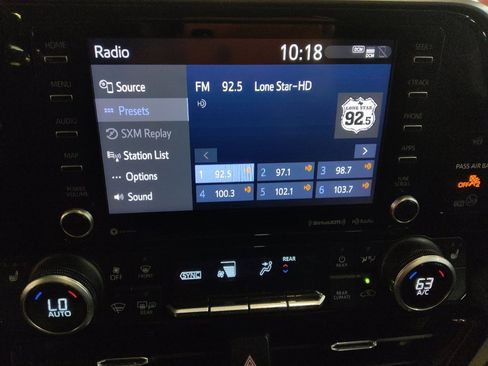 Used 2021 Toyota Highlander XLE image 25