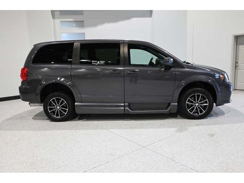 Used 2019 Dodge Grand Caravan SXT w/ Blacktop Package FWD image 5