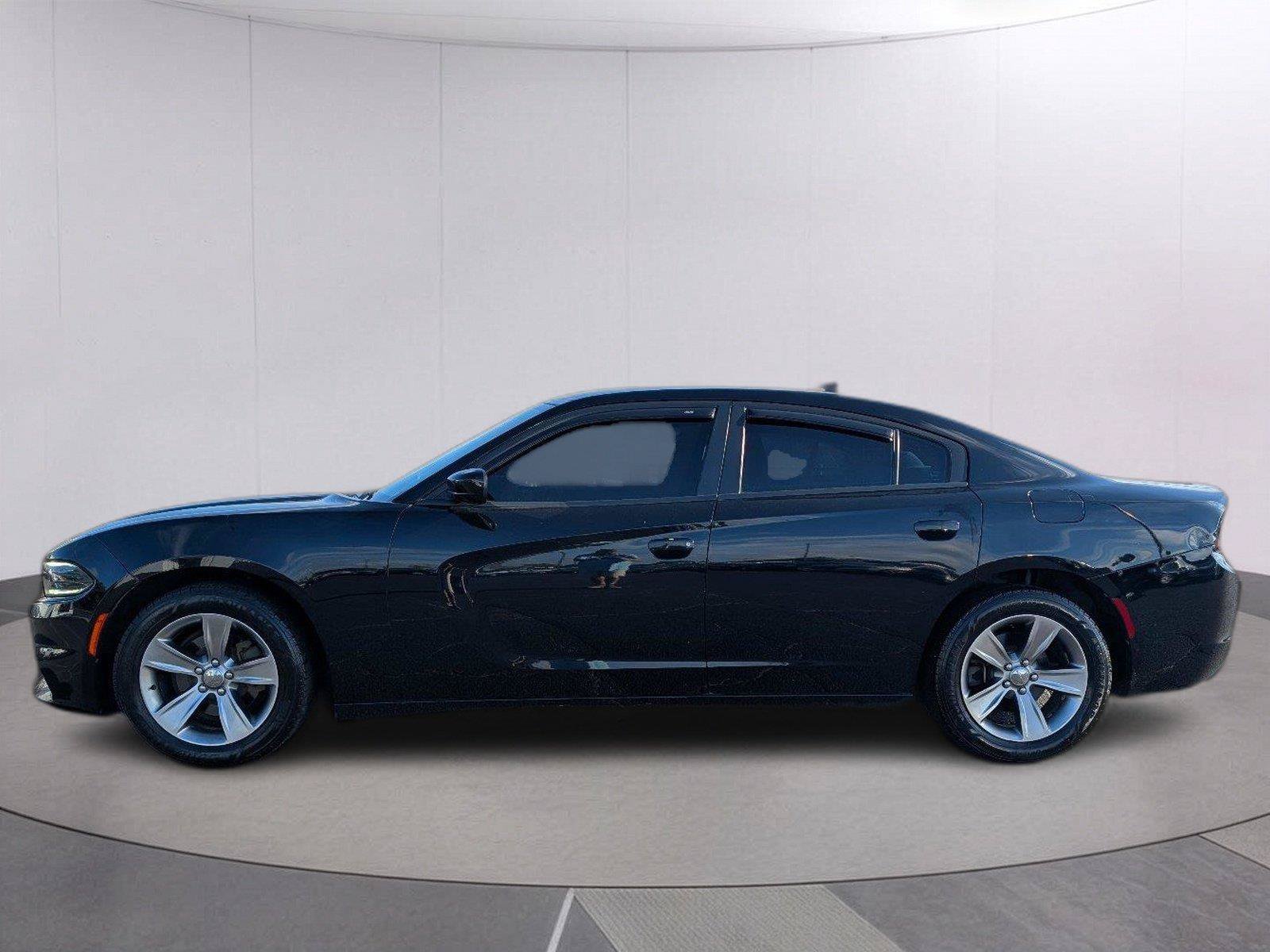 Used 2017 Dodge Charger SXT w/ Navigation & Travel Group RWD image 2