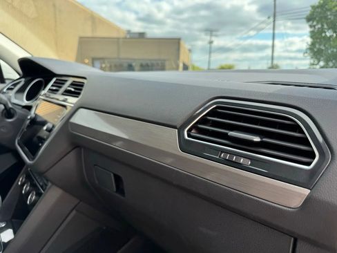 Used 2019 Volkswagen Tiguan SE w/ Panoramic Sunroof Package image 25