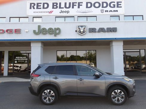 Used 2023 Nissan Rogue SV image 1