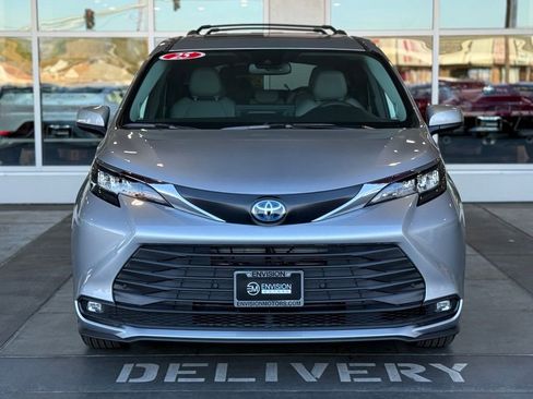 Used 2025 Toyota Sienna XLE w/ XLE Plus Package image 4