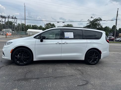 Used 2025 Chrysler Pacifica Limited FWD image 4