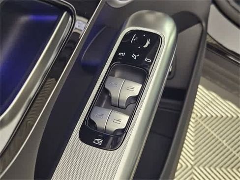 Used 2025 Mercedes-Benz GLC 300 4MATIC image 39