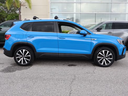 Used 2023 Volkswagen Taos SE w/ Panoramic Sunroof Package FWD image 11