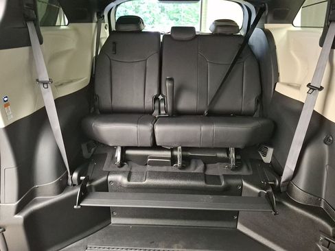 Used 2026 Toyota Sienna Limited FWD image 23