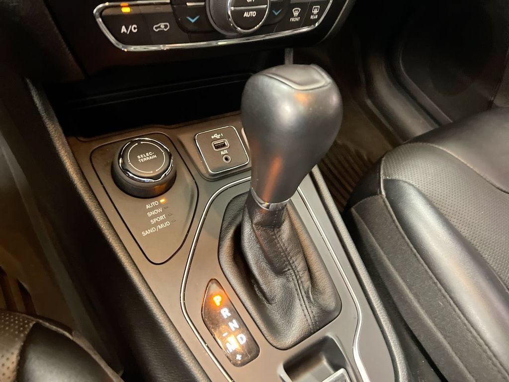 Used 2022 Jeep Cherokee Latitude Lux w/ Sun & Sound Group AWD/4WD image 16