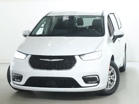 Used 2023 Chrysler Pacifica Touring-L FWD image 3