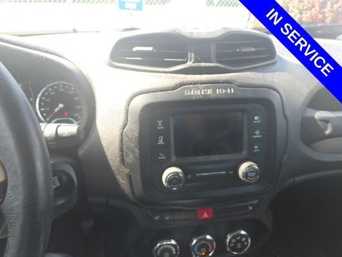 Used 2016 Jeep Renegade Latitude w/ Cold Weather Group FWD image 8