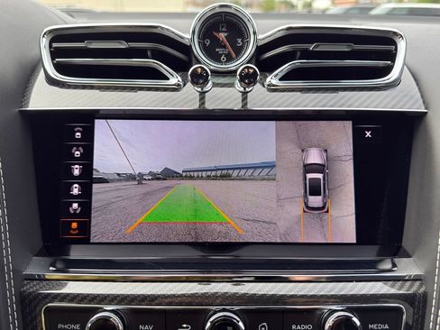 Used 2023 Bentley Bentayga Extended Wheelbase AWD/4WD image 29
