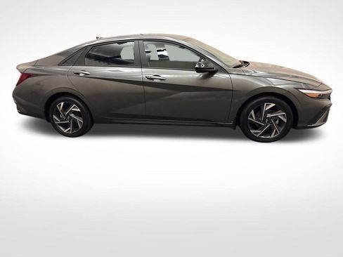 New 2025 Hyundai Elantra SEL image 4