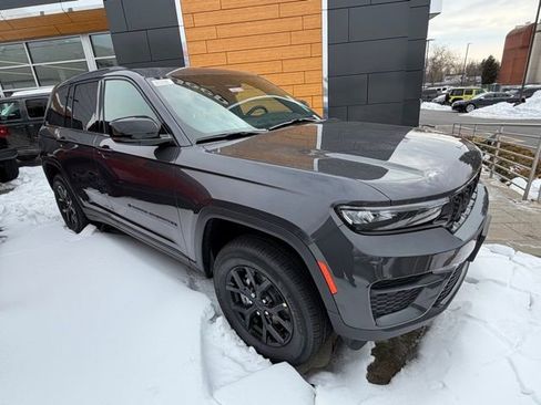 New 2025 Jeep Grand Cherokee 4WD image 2