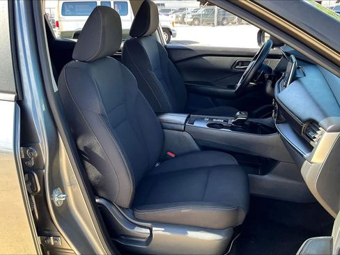 Used 2024 Nissan Rogue S image 9